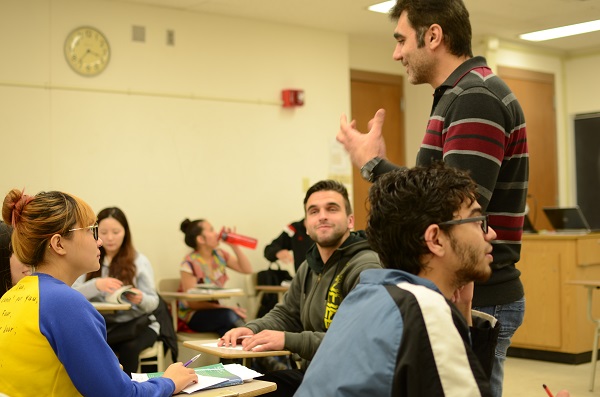 Teacher is explaining the context of the course with students.